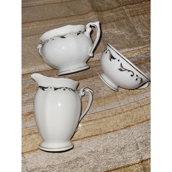 3 Elegant vintage classy gold trim tea cups - Picture 2 of 6